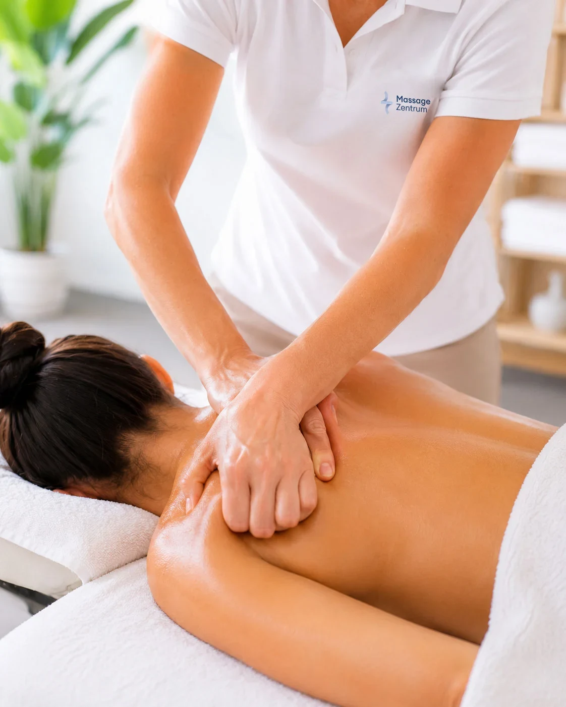 Sportmassage: Lockerung der Beinmuskulatur eines Sportlers nach dem Training